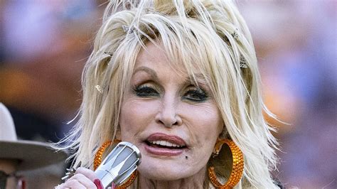 dolly parton cleavage|Dolly Parton, 77, flashes her famous cleavage in a bedazzled。